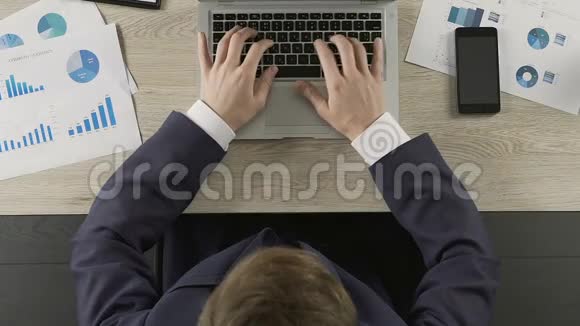 自信的商人完成笔记本电脑的工作在工作场所放松视频的预览图