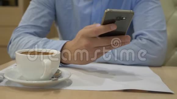 在咖啡屋里用手机输入信息的人特写镜头4K视频的预览图