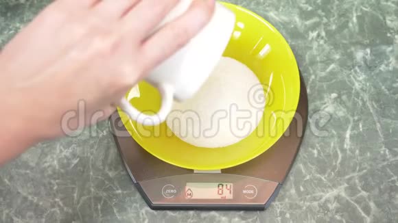 有人在厨房用电子形式测量糖4k视频的预览图