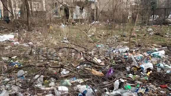 城市公园里冬天过后腐烂的垃圾环境污染视频的预览图