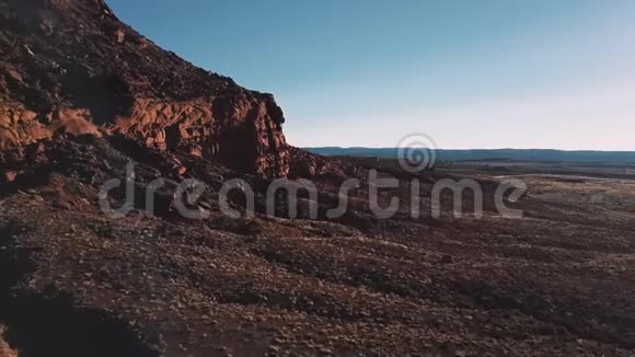 无人机飞在亚利桑那州巨大的悬崖和岩石旁边令人难以置信的无尽广阔的开放空间阳光明媚的沙漠天际线视频的预览图