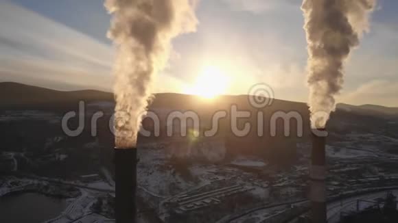 煤锅炉烟囱升起的烟雾的鸟瞰图圆形全景可以看到城市视频的预览图
