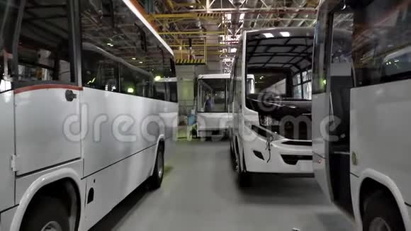 关闭一家工厂的公共汽车生产线场景新的现代的白色的公共汽车站在室内的公共汽车输送机视频的预览图