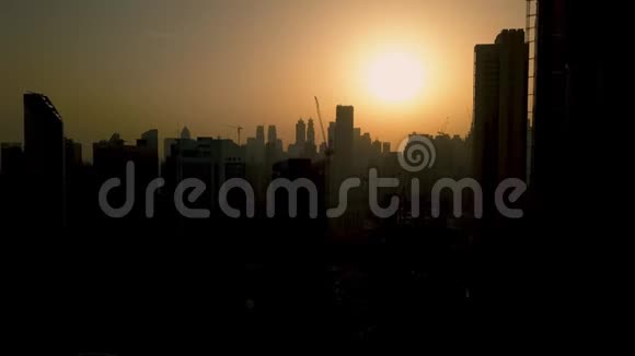 日落前迪拜市区摩天大楼视频的预览图
