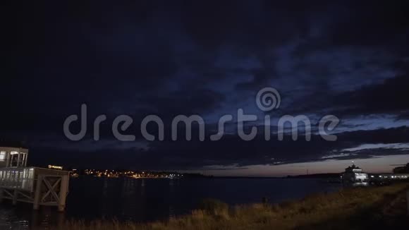 河面上美丽的夜空视频的预览图
