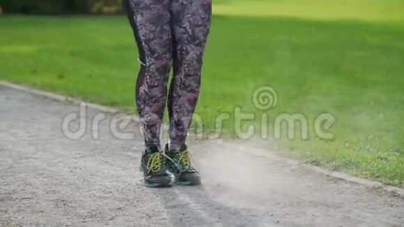 女人在跳绳上跳特写视频的预览图