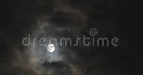 夜晚的月亮带着移动的云彩视频的预览图