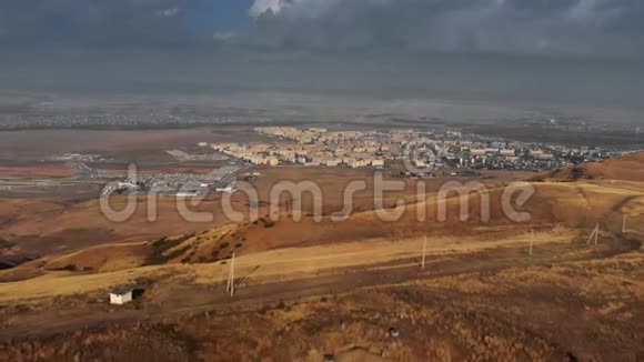 格鲁吉亚沙漠与山脉之间的鲁斯塔维市视频的预览图