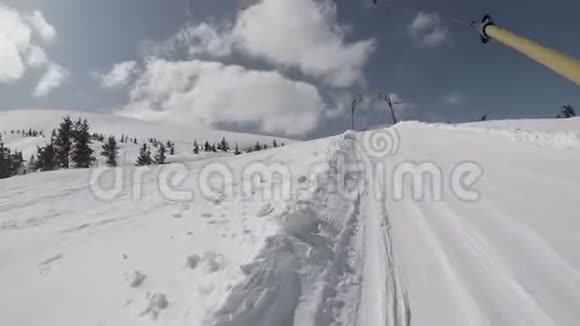 从滑雪场上的绳索牵引滑雪升降机上可以看到几乎是顶部的POV景观视频的预览图