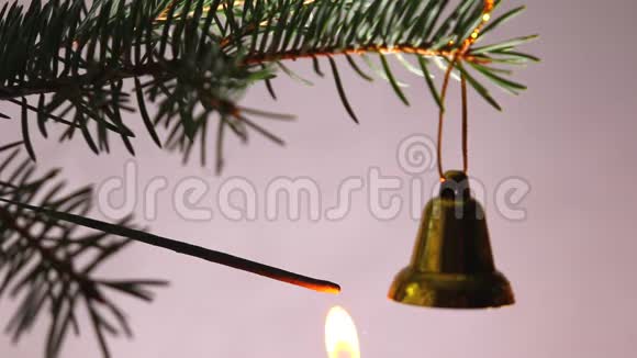 圣诞快乐新年快乐孟加拉蜡烛燃烧明亮的火花在周围飞舞用小烟花爆炸视频的预览图
