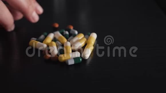 一个女人在家里吃药丸和水喝在家自我治疗处方治疗视频的预览图
