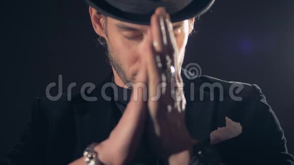 魔术师让烟从手里冒出来视频的预览图