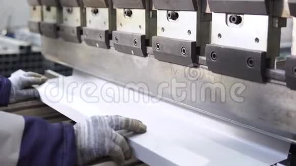 高精度金属板材折弯机对金属板材进行加工切割和折弯视频的预览图