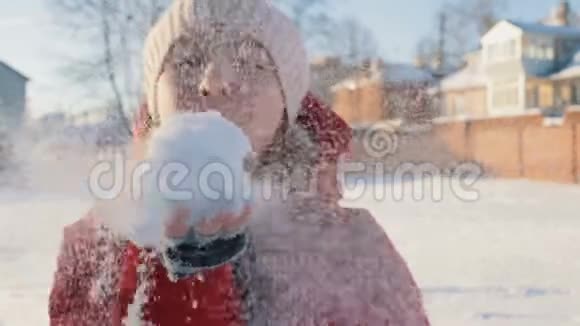 女孩用手吹雪视频的预览图
