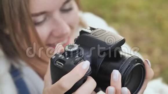 这个女孩夏天在公园里拍自然照片双手配合拍照摄像特写视频的预览图