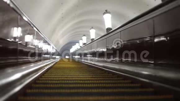 坐地铁坐自动扶梯昏暗的灯光到处都是灯视频的预览图