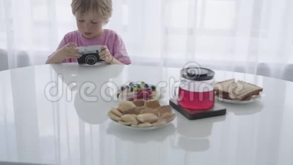 妈妈正在准备早餐这时男孩扮演摄影师视频的预览图