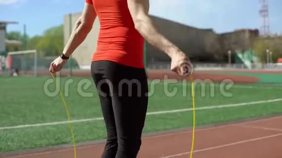 适合年轻人在体育场跳绳运动视频的预览图