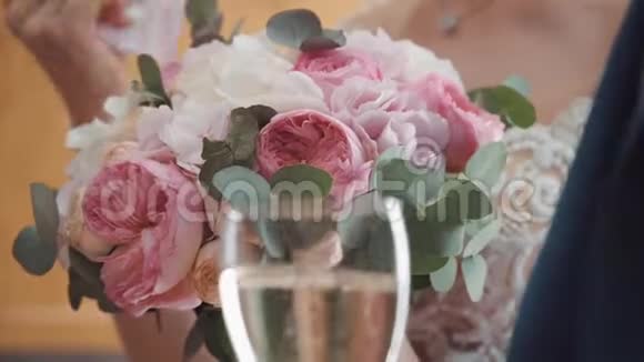 在婚礼上喝杯香槟视频的预览图