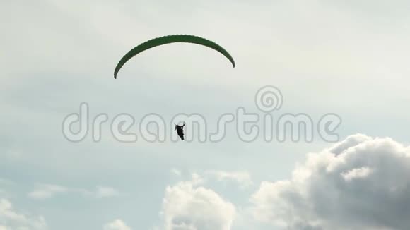 云天滑翔伞视频的预览图