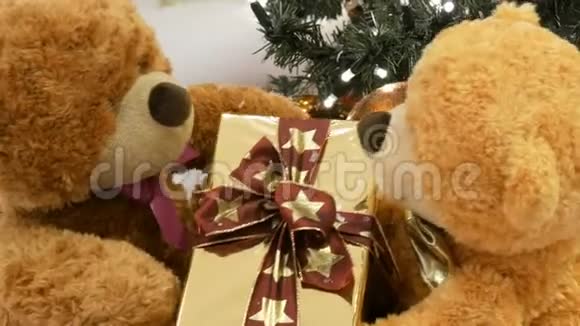 有趣的玩具玩具熊通过互相传递一个圣诞礼物的盒子移动商场的圣诞装饰视频的预览图