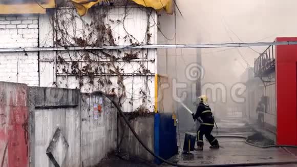 消防队员扑灭了一座燃烧的建筑物视频的预览图