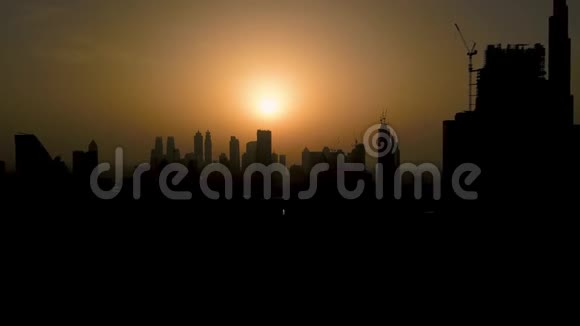日落前迪拜市区摩天大楼视频的预览图