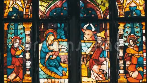 古老的德国教堂色彩斑斓的彩色玻璃窗以圣经为主题视频的预览图