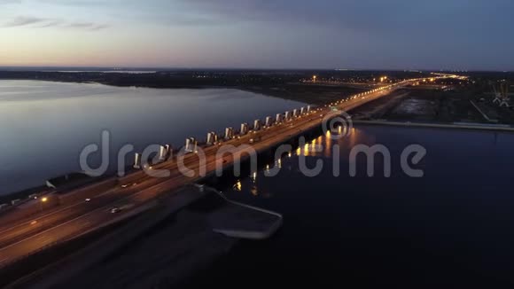 海滨大桥通往有工业区的大岛视频的预览图