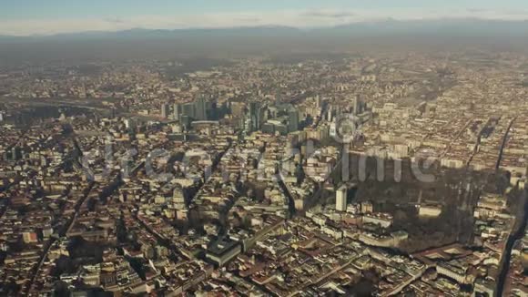 米兰城市景观的高空鸟瞰图意大利伦巴第视频的预览图