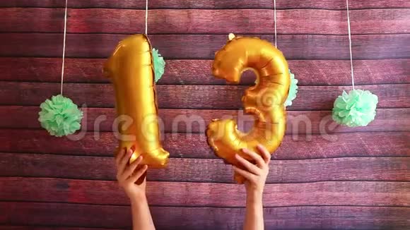 13岁生日快乐数字13的金色气球视频的预览图