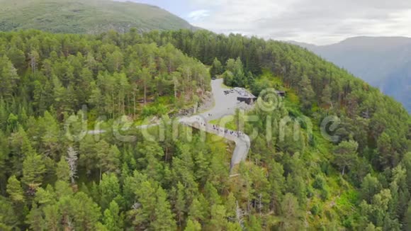 斯泰加斯特的空中镜头体验壮观的观景台距离Aurlandsfjord650米视频的预览图