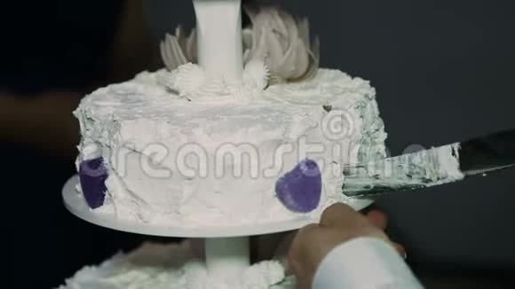 新婚夫妇切结婚蛋糕的细节视频的预览图
