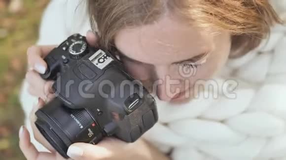 这个女孩夏天在公园里拍自然照片双手配合拍照摄像特写视频的预览图