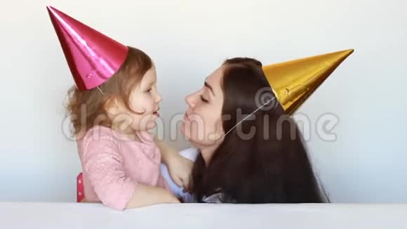 妈妈祝贺孩子生日聚会母亲和女儿互相拥抱亲吻表达爱视频的预览图