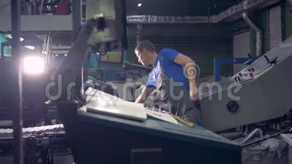 工人在印刷设备检查新印刷报纸视频的预览图