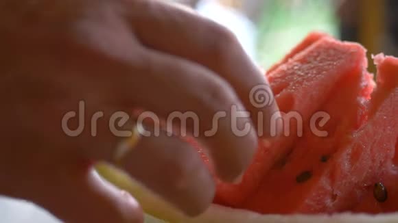 人类的手拿着一块成熟的红色西瓜这是专业切割的天然维生素健康视频的预览图