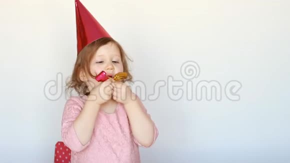 生日派对快乐的孩子一个可爱的小女孩在小丑马戏团表演视频的预览图