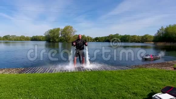 喷气式飞机运动员运动员准备然后用水喷射悬浮包起飞视频的预览图