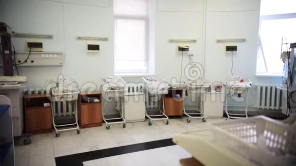 新生儿在妇产医院病房视频的预览图