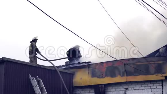 消防队员扑灭了一座燃烧的建筑物视频的预览图