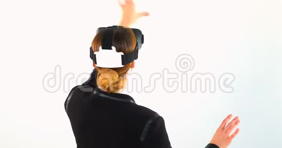 商务妇女使用白色背景4k的虚拟现实耳机视频的预览图