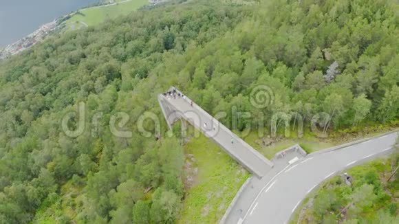 斯泰加斯特的空中镜头体验壮观的观景台距离Aurlandsfjord650米视频的预览图