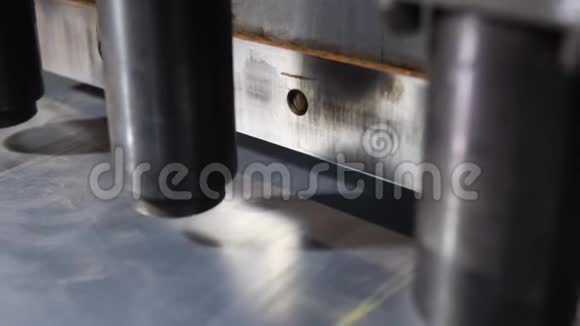 高精度金属板材折弯机对金属板材进行加工切割和折弯视频的预览图