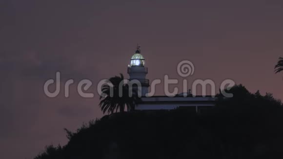 卡拉拉的海上灯塔在夜间转动发出光线西班牙视频的预览图