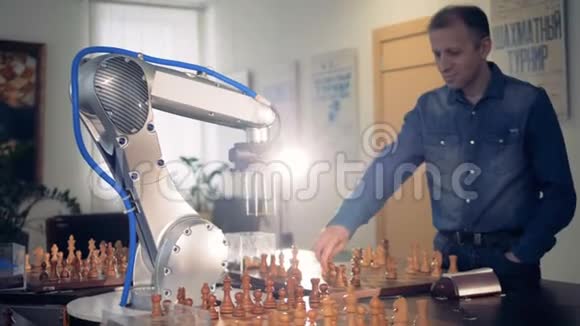 机器人手部机械手移动棋子图形未来主义概念和一个男人下棋视频的预览图