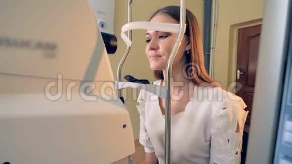 一名年轻妇女作为病人的视力检查设备的一般看法视频的预览图