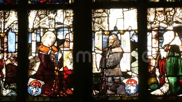 古老的德国教堂色彩斑斓的彩色玻璃窗以圣经为主题视频的预览图