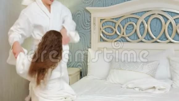 孩子睡前家庭生活父母照顾淘气女孩视频的预览图