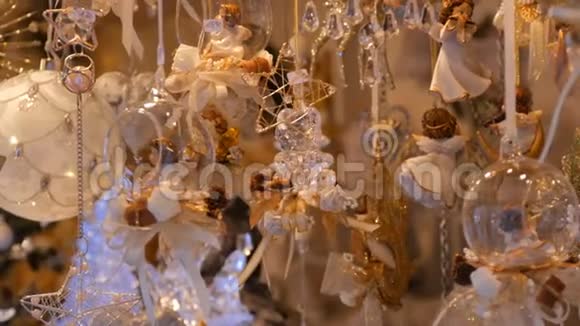 精美精致的圣诞玩具装饰品由玻璃和瓷器制成天使在窗户上摇摆视频的预览图